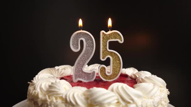 一支25号的蜡烛插在节日蛋糕上 吹灭了 庆祝生日或具有里程碑意义的事件 庆祝活动的高潮 — 图库视频影像
