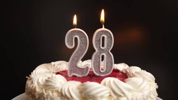28番の形のキャンドルは 休日のケーキに挿入され 吹き飛ばされます 誕生日やランドマークイベントを祝う お祝いのクライマックス — ストック動画