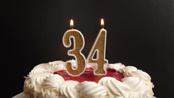 在假日蛋糕里插上一支34号的蜡烛 然后吹灭 庆祝生日或具有里程碑意义的事件 庆祝活动的高潮 — 图库视频影像