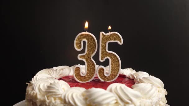 Świeca Postaci Cyfry Włożona Świątecznego Tortu Jest Zdmuchnięta Świętujemy Urodziny — Wideo stockowe