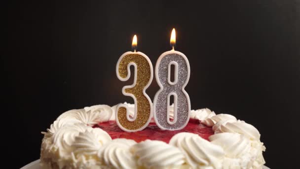 番号38の形でキャンドルは 休日のケーキに挿入され 吹き飛ばされます 誕生日やランドマークイベントを祝う お祝いのクライマックス — ストック動画