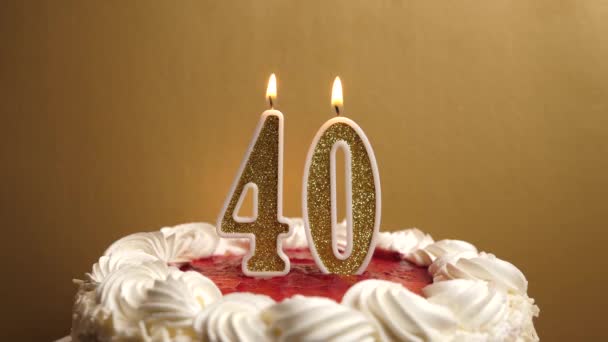 40番の形でろうそくは 休日のケーキに挿入され 吹き飛ばされます 誕生日やランドマークイベントを祝う お祝いのクライマックス — ストック動画