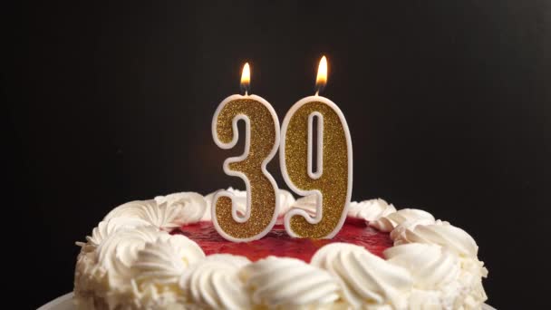在假日蛋糕里插上一支39号的蜡烛 然后吹灭 庆祝生日或具有里程碑意义的事件 庆祝活动的高潮 — 图库视频影像