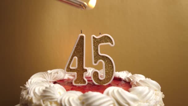 번째의 형태로 붙이는데 이것은 케이크에 생일이나 기념비적 행사를 기념하는 기념식의 — 비디오