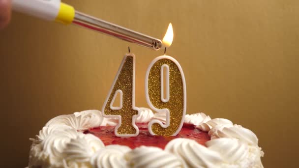 49番の形のキャンドルが灯され 休日のケーキに詰め込まれています 誕生日やランドマークイベントを祝う お祝いのクライマックス — ストック動画
