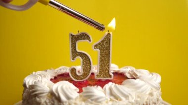 51 numaralı formda bir mum yakılıyor ve bu mum da tatil pastasına yapışıyor. Bir doğum gününü ya da tarihi bir olayı kutluyoruz. Kutlamanın doruk noktası..