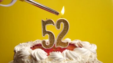 52 numara şeklinde bir mum yakılır ve bu da tatil pastasına yapışır. Bir doğum gününü ya da tarihi bir olayı kutluyoruz. Kutlamanın doruk noktası..