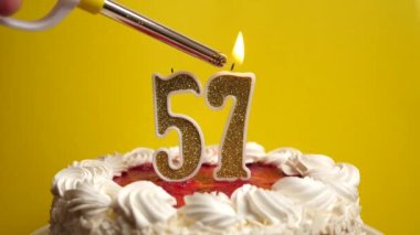 57 numara şeklinde bir mum yakılır ve bu da tatil pastasına yapışır. Bir doğum gününü ya da tarihi bir olayı kutluyoruz. Kutlamanın doruk noktası..