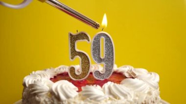 59 numara şeklinde bir mum yakılır ve bu da tatil pastasına yapışır. Bir doğum gününü ya da tarihi bir olayı kutluyoruz. Kutlamanın doruk noktası..