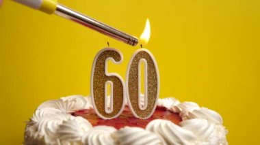 60 numara şeklinde bir mum yakılır ve bu da tatil pastasına yapışır. Bir doğum gününü ya da tarihi bir olayı kutluyoruz. Kutlamanın doruk noktası..