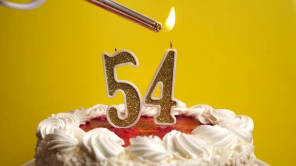 点着一支54号的蜡烛 蜡烛插在假日蛋糕上 庆祝生日或具有里程碑意义的事件 庆祝活动的高潮 — 图库视频影像