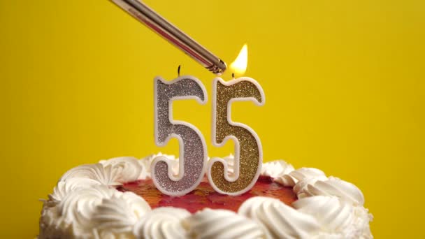 형태로 붙이는데 케이크에 생일이나 기념비적 행사를 기념하는 기념식의 — 비디오