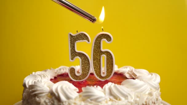 이라는 형태의 붙이는데 촛불은 케이크에 생일이나 기념비적 행사를 기념하는 기념식의 — 비디오