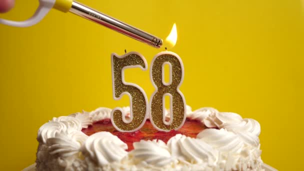 58番の形のキャンドルが灯され 休日のケーキの中に閉じ込められています 誕生日やランドマークイベントを祝う お祝いのクライマックス — ストック動画
