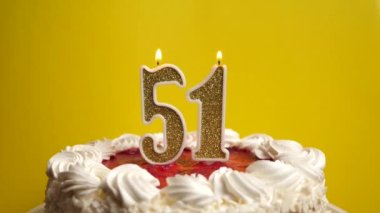 Pastaya yapışmış 51 numara şeklinde bir mum söndürüyorlar. Bir doğum gününü ya da tarihi bir olayı kutluyoruz. Kutlamanın doruk noktası..