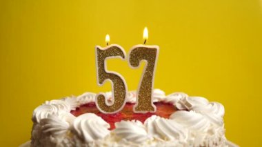 Pastaya yapışmış 57 numara şeklinde bir mum söndürüyorlar. Bir doğum gününü ya da tarihi bir olayı kutluyoruz. Kutlamanın doruk noktası..