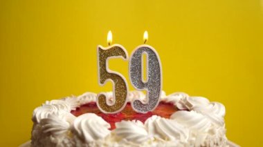 59 numara şeklinde bir mum üflüyorlar, ki bu da tatil pastasına yapışıyor. Bir doğum gününü ya da tarihi bir olayı kutluyoruz. Kutlamanın doruk noktası..