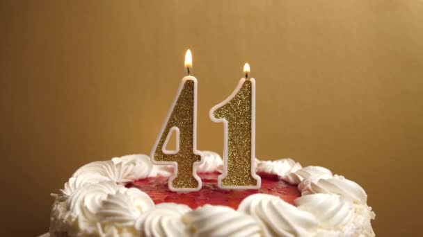 他们把插在假日蛋糕上的41号蜡烛吹灭了 庆祝生日或具有里程碑意义的事件 庆祝活动的高潮 — 图库视频影像