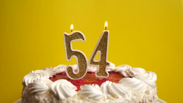 他们把插在假日蛋糕上的54号蜡烛吹灭了 庆祝生日或具有里程碑意义的事件 庆祝活动的高潮 — 图库视频影像