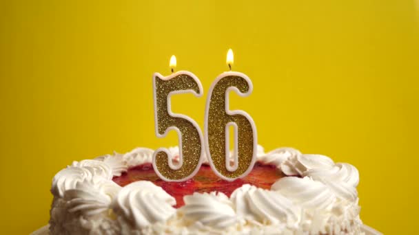 彼らは休日のケーキにスタックされている番号56の形でキャンドルを吹きます 誕生日やランドマークイベントを祝う お祝いのクライマックス — ストック動画