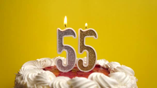 케이크에 숫자로 촛불을 꺼낸다 생일이나 기념비적 행사를 기념하는 기념식의 — 비디오