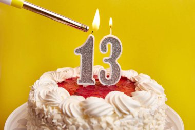 Şenlikli bir pastaya sıkışan 13 numaralı mum yakılıyor. Bir doğum gününü ya da tarihi bir olayı kutluyoruz. Kutlamanın doruk noktası..