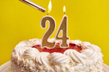 Bayram pastasına sıkışan 24 numaralı mum, yakılıyor. Bir doğum gününü ya da tarihi bir olayı kutluyoruz. Kutlamanın doruk noktası..