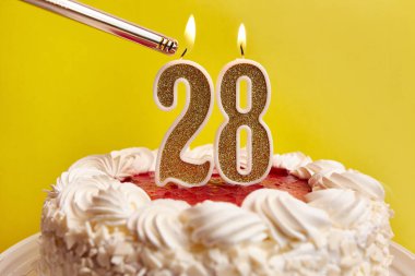 Bayram pastasına sıkışmış 28 numara şeklinde bir mum, yakılıyor. Bir doğum gününü ya da tarihi bir olayı kutluyoruz. Kutlamanın doruk noktası..