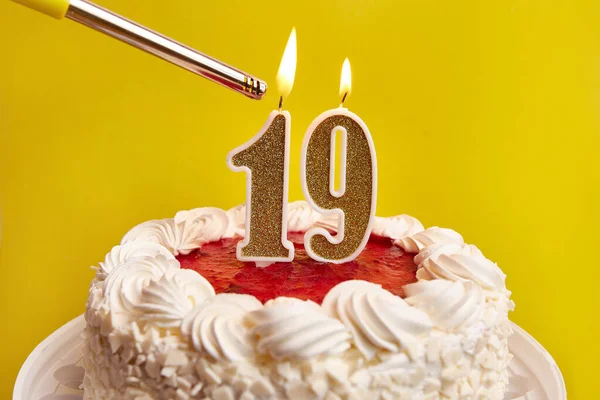 Enciende Una Vela Forma Número Pegada Pastel Festivo Celebrar Cumpleaños — Foto de Stock