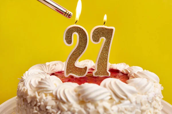 Tatil pastasına sıkışan 27 numaralı mum, yakılıyor. Bir doğum gününü ya da tarihi bir olayı kutluyoruz. Kutlamanın doruk noktası..