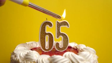 Pastanın içine yerleştirilmiş 65 numaralı mum, yakılmaktadır. Bir doğum gününü ya da tarihi bir olayı kutluyoruz. Kutlamanın doruk noktası..