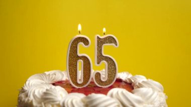 Bayram pastasına eklenen 65 numaralı mumla söndürülür. Bir doğum gününü ya da tarihi bir olayı kutluyoruz. Kutlamanın doruk noktası..