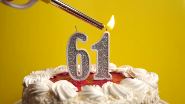 Zapala Się Świeca Postaci Liczby Włożona Świątecznego Tortu Świętujemy Urodziny — Wideo stockowe