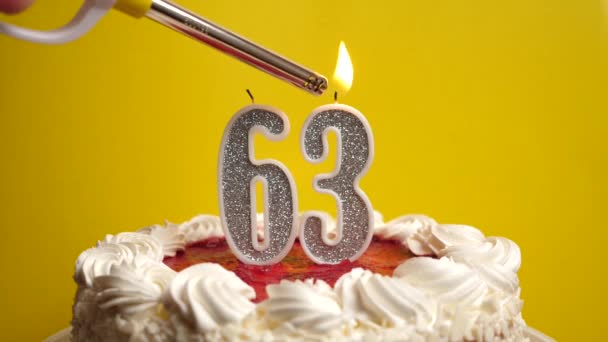 Zapala Się Świeca Postaci Liczby Włożona Świątecznego Tortu Świętujemy Urodziny — Wideo stockowe