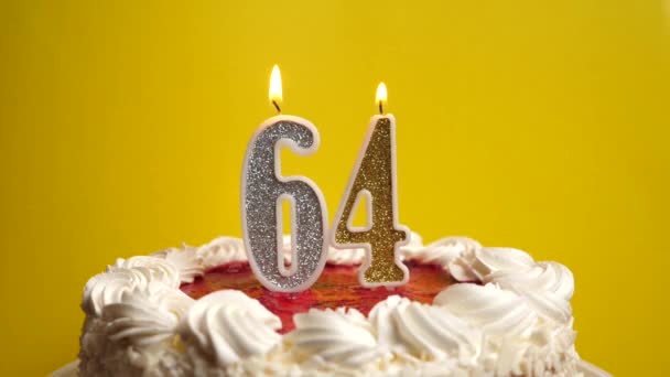 在假日蛋糕里插上一支64号的蜡烛 然后吹灭 庆祝生日或具有里程碑意义的事件 庆祝活动的高潮 — 图库视频影像