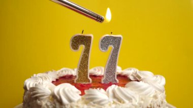 77 numaralı formda bir mum yakılıyor ve tatil pastasının içine yerleştiriliyor. Bir doğum gününü ya da tarihi bir olayı kutluyoruz. Kutlamanın doruk noktası..