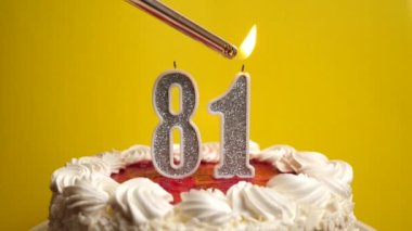 Pastanın içine yerleştirilmiş 81 numaralı mum, yakılmaktadır. Bir doğum gününü ya da tarihi bir olayı kutluyoruz. Kutlamanın doruk noktası..