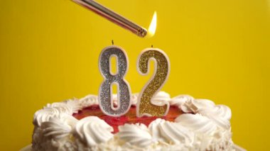 Tatil pastasının içine yerleştirilmiş 82 numaralı mum, yakılıyor. Bir doğum gününü ya da tarihi bir olayı kutluyoruz. Kutlamanın doruk noktası..