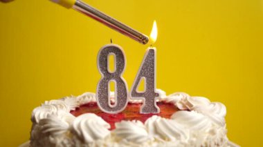 Tatil pastasının içine yerleştirilmiş 84 numaralı mum, yakılıyor. Bir doğum gününü ya da tarihi bir olayı kutluyoruz. Kutlamanın doruk noktası..