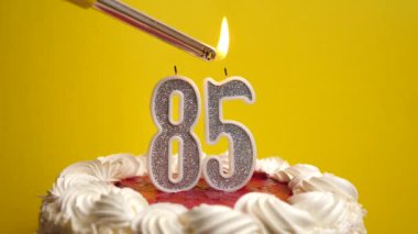 Tatil pastasının içine yerleştirilmiş 85 numaralı mum, yakılıyor. Bir doğum gününü ya da tarihi bir olayı kutluyoruz. Kutlamanın doruk noktası..