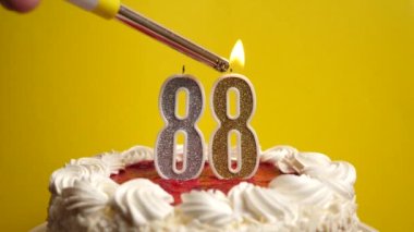 Pastanın içine yerleştirilmiş 88 numaralı mum, yakılmaktadır. Bir doğum gününü ya da tarihi bir olayı kutluyoruz. Kutlamanın doruk noktası..