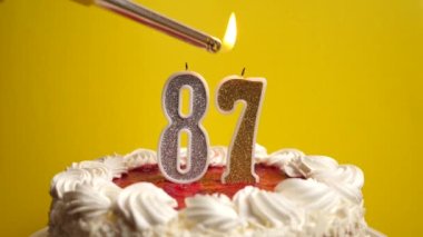 Pastaya eklenen 87 numaralı mum, yakılmaya başlandı. Bir doğum gününü ya da tarihi bir olayı kutluyoruz. Kutlamanın doruk noktası..