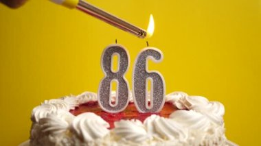 Pastanın içine yerleştirilmiş 86 numaralı mum, yakılmaktadır. Bir doğum gününü ya da tarihi bir olayı kutluyoruz. Kutlamanın doruk noktası..