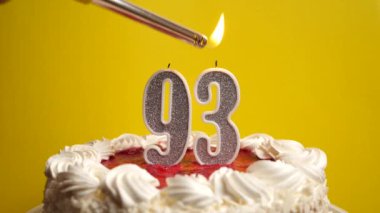 Pastanın içine yerleştirilmiş 93 numaralı mum, yakılmaktadır. Bir doğum gününü ya da tarihi bir olayı kutluyoruz. Kutlamanın doruk noktası..