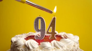 Pastanın içine yerleştirilmiş 94 numaralı mum, yakılmaktadır. Bir doğum gününü ya da tarihi bir olayı kutluyoruz. Kutlamanın doruk noktası..