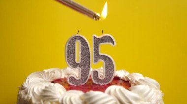 Tatil pastasının içine yerleştirilmiş 95 numaralı mum, yakılıyor. Bir doğum gününü ya da tarihi bir olayı kutluyoruz. Kutlamanın doruk noktası..