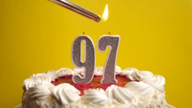 Pastanın içine yerleştirilmiş 97 numaralı mum, yakılmaktadır. Bir doğum gününü ya da tarihi bir olayı kutluyoruz. Kutlamanın doruk noktası..