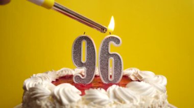 Pastanın içine yerleştirilmiş 96 numaralı mum, yakılmaktadır. Bir doğum gününü ya da tarihi bir olayı kutluyoruz. Kutlamanın doruk noktası..