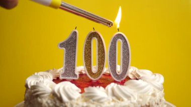 Bayram pastasının içine yerleştirilmiş 100 numara şeklinde bir mum yakılıyor. Bir doğum gününü ya da tarihi bir olayı kutluyoruz. Kutlamanın doruk noktası..