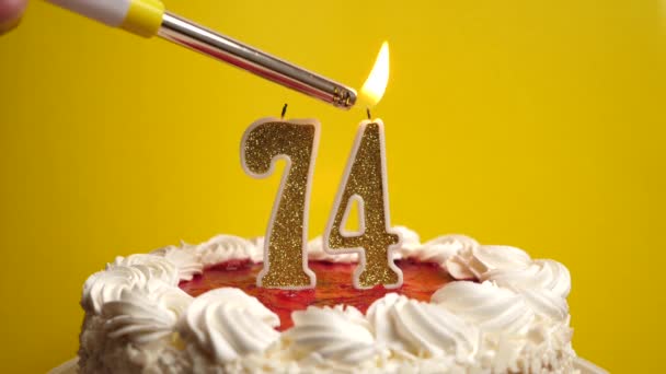 在假日蛋糕上插上一支74号的蜡烛 点燃起来 庆祝生日或具有里程碑意义的事件 庆祝活动的高潮 — 图库视频影像